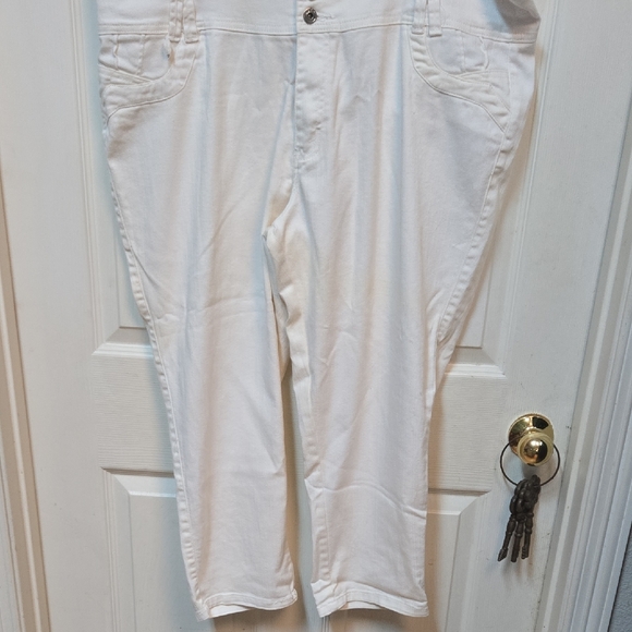 White Cropped Pants - Picture 1 of 3